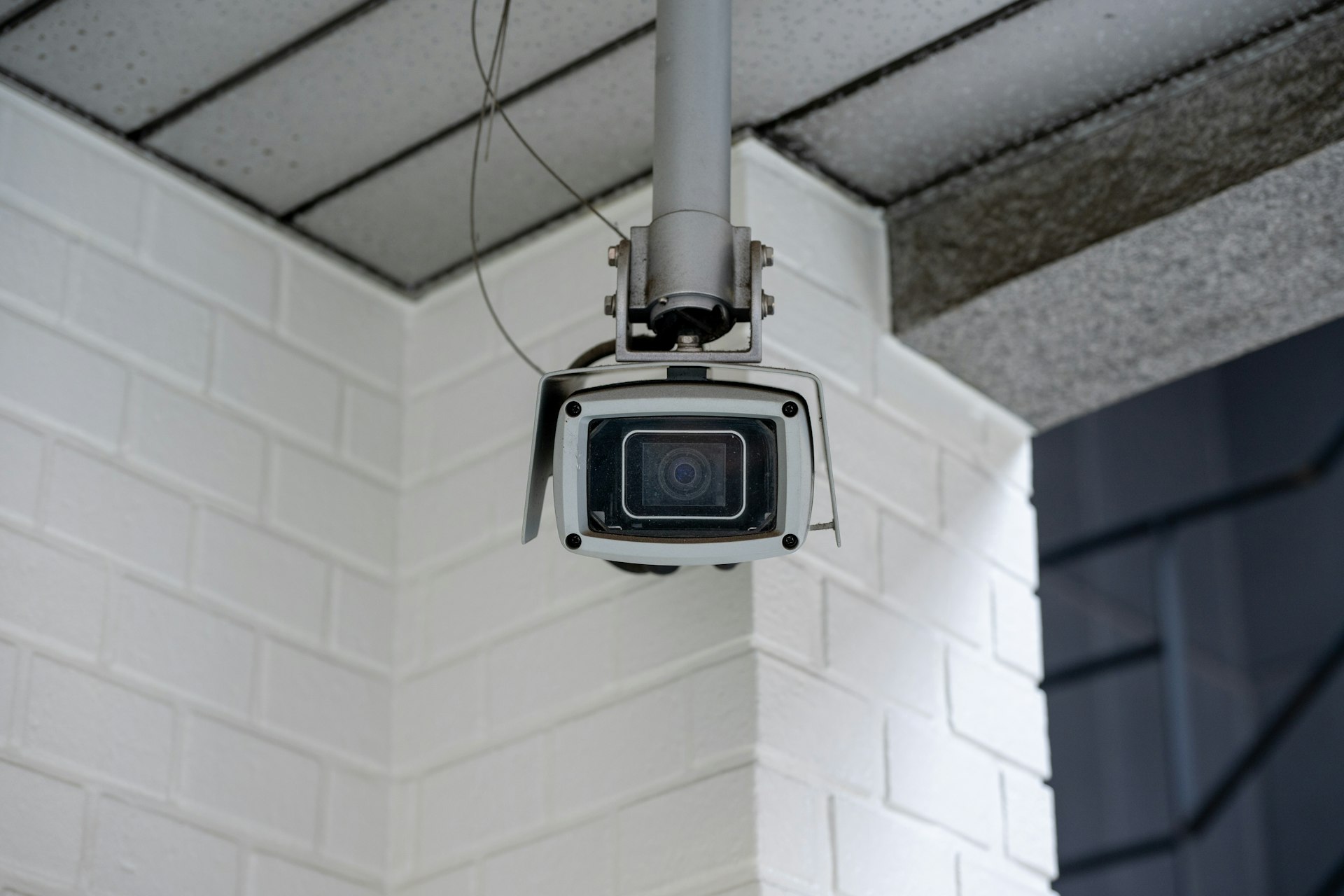 Cámara común vs. CCTV monitoreado: qué cambia en la práctica