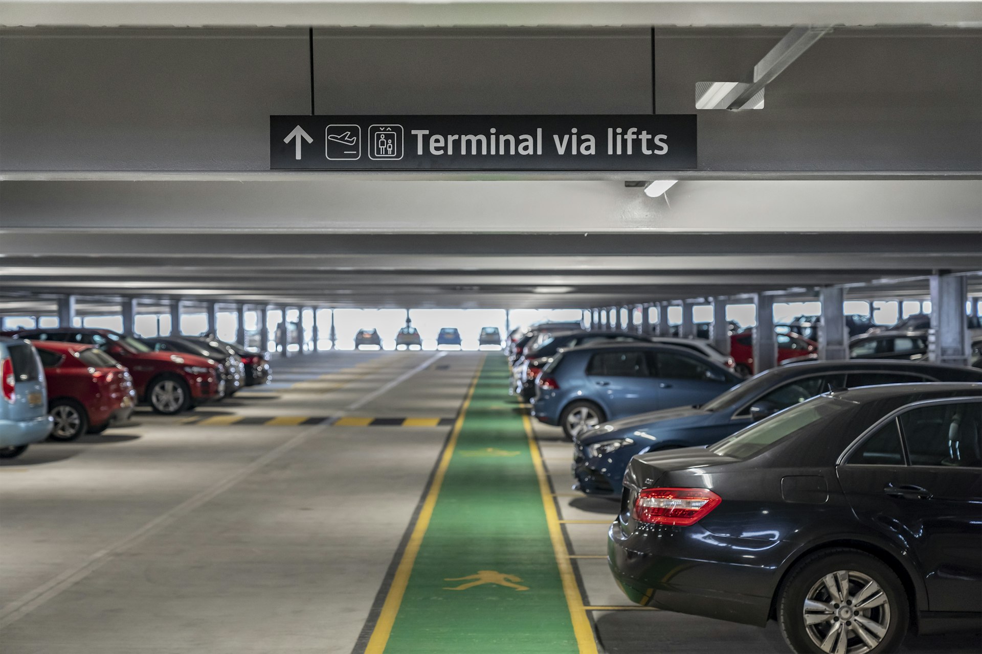 Estacionamiento subterráneo con autos