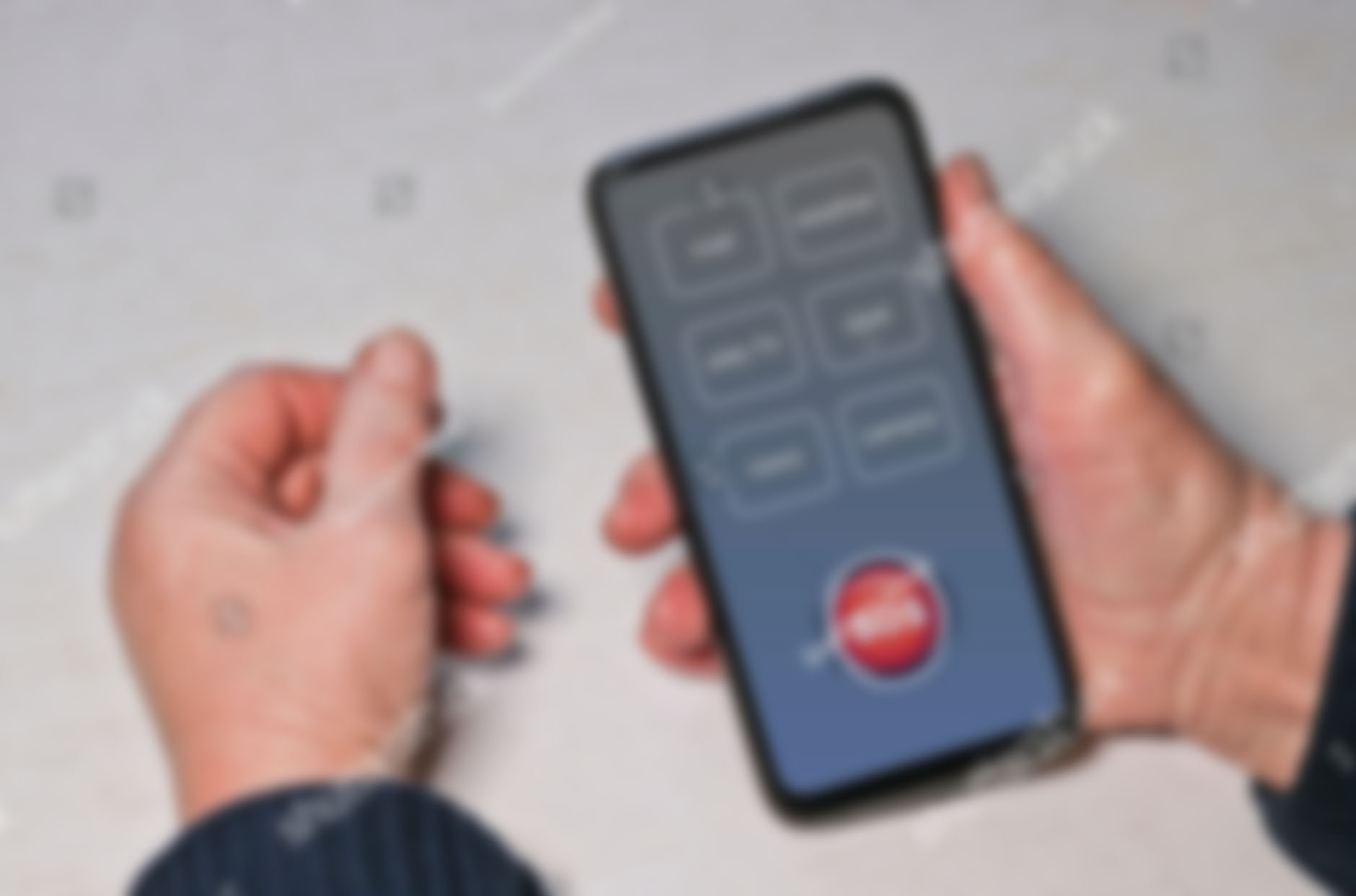 Mano activando el botón de pánico en la app