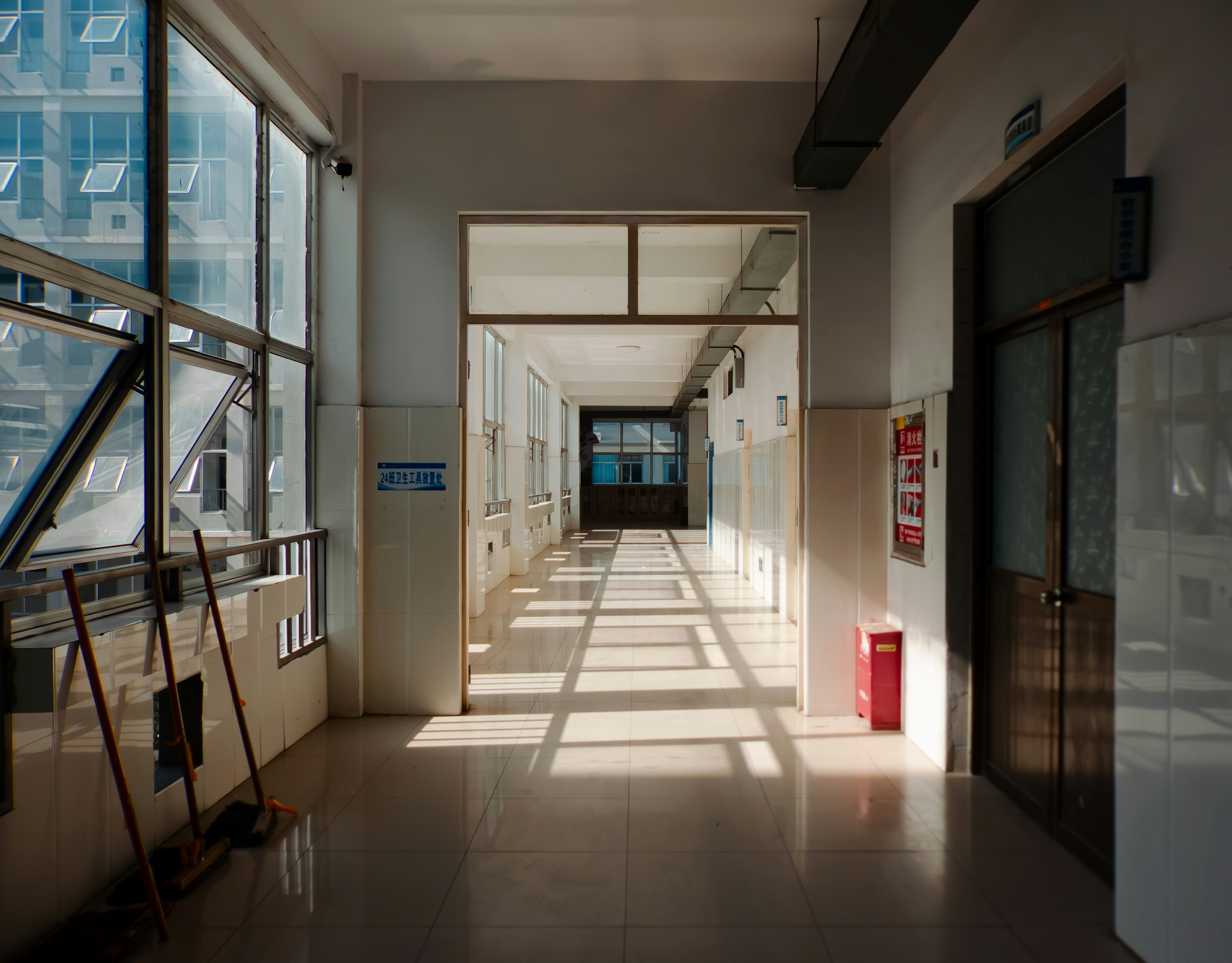 Pasillo de un establecimiento educacional