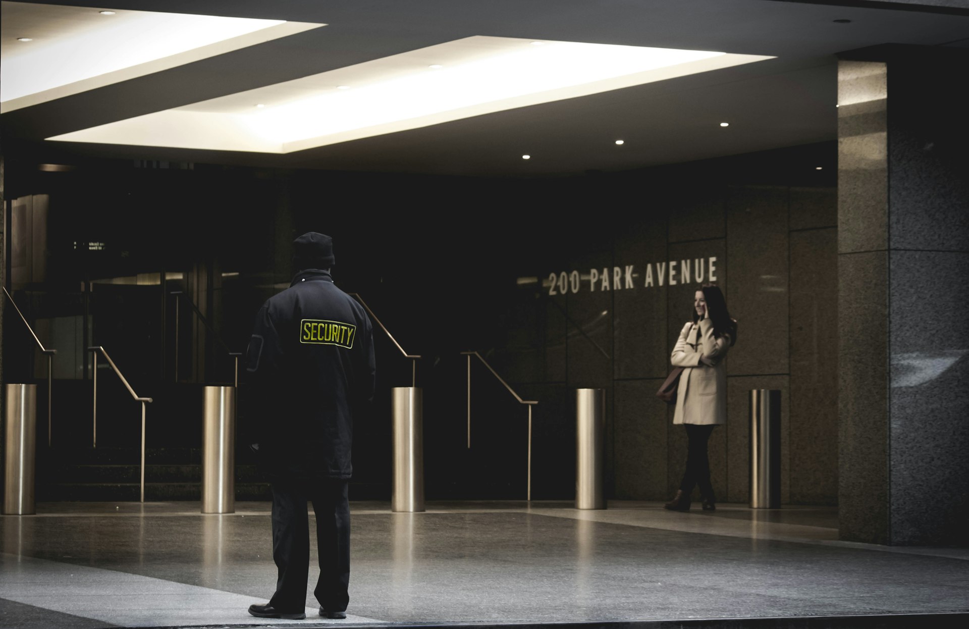 Guardia en el acceso de un edificio